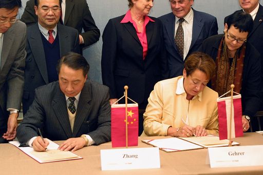 Vorschau Bild von Bildungsministerin Gehrer und Zhang Xinsheng, der
chinesische Vizeminister für Erziehung, unterzeichneten in Wien
eine Erklärung zur Stärkung der Zusammenarbeit.