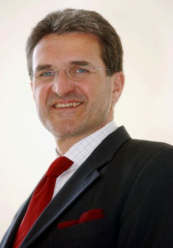 30 Jahre ratiopharm: Geschäftsführer Johann Wimmer
vermisst ankündigte Generikaförderung und freut sich über zwei neue
Top-Produkte