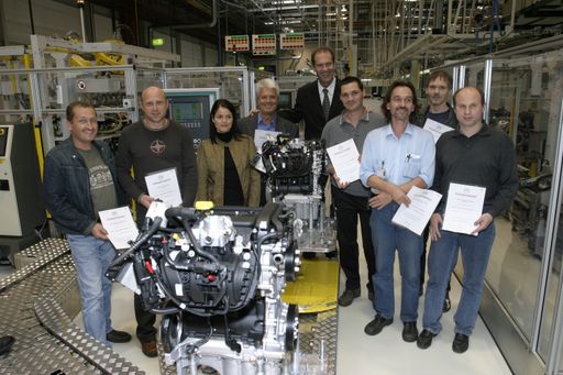 Management und KVP-Team "High Speed Hublager 2"
freuen sich über die Rekord-Prämien (v.l.n.r.:) Herbert
Riebenbauer, Thomas Fetz, Nicole Nieder (Personaldirektorin),
Johann Wild, DI Werner Hackl (Generaldirektor), Peter Joos, Thomas
Lindner, Gerhard Piwonka, Herbert Sommer