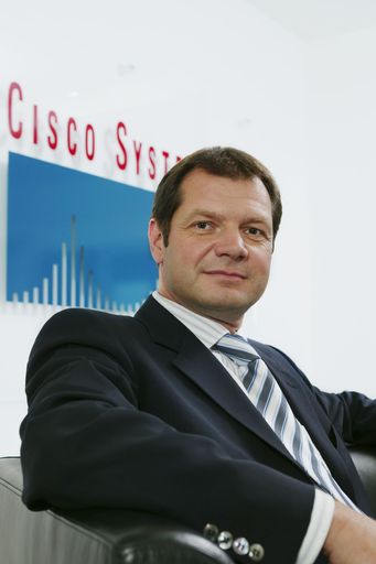  Carlo Wolf, neuer General Manager von Cisco Systems
in Österreich, plant für das Fiskaljahr 2005 (Start: August 2004)
rund 25% des Umsatzes durch Neue Technologien zu erwirtschaften.