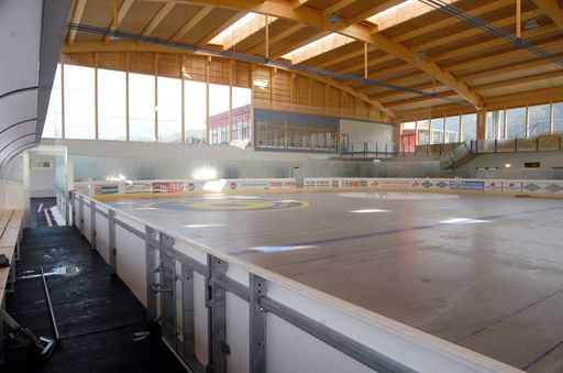 Sieben gewaltige Holzleimbinder überspannen die neue
Eishalle im Sport + Freizeit Park Frohnleiten, die am 9. Oktober
mit einem Eishockeymatch der Legenden eröffnet wird.