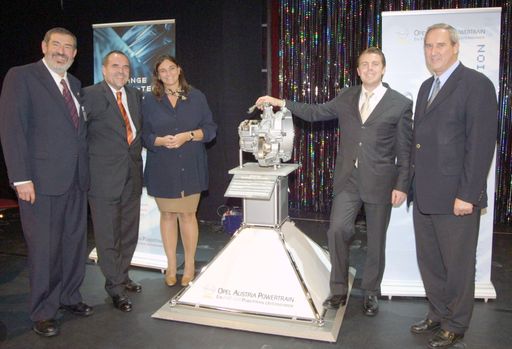Die Getriebespende wird erfreut angenommen: v.l.n.r.
KR Friedrich Nagl (NÖ Kfz-Landesinnungsmeister), Dr. Michael Walter
(Kurator des WIFI Österreich), Mag. Karoline Meschnigg
(Abteilungsleiterin für Berufsschulen im Ministerium für Bildung,
Wissenschaft und Kultur) Dipl.Ing. Isfried Janetschek
(Fertigungsleiter Getriebe von Opel Austria Powertrain) und KR
Alois Edelsbrunner (Kfz-Bundesinnungsmeister)
