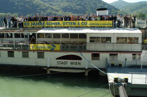 Auf einer Schiffsreise in die Wachau feierten Dr.
Erich Mihokovic und Franz Six mit in- und ausländischen Partnern
und mit über 200 Mitarbeitern im September 2004 das 80-jährige
Bestandsjubiläum der Schier, Otten & Co. Gesellschaft m.b.H. mit
Sitz in Wien.