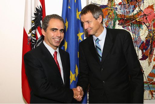 (v.l.n.r.:) Armando Zagalo de Lima, President Xerox
Europe u. Dr. Martin Bartenstein, Bundesminister für Wirtschaft und
Arbeit