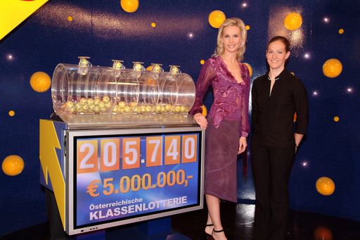 Kate Allen, unsere Goldmedaillengewinnerin aus Athen
war bei der Schlussziehung der 158. Österreichischen
Klassenlotterie am Montag, 25. Oktober 2004 dabei und drückte allen
Losbesitzern die Daumen. Karin Klippl moderierte die Sendung "Das
Millionen Los".