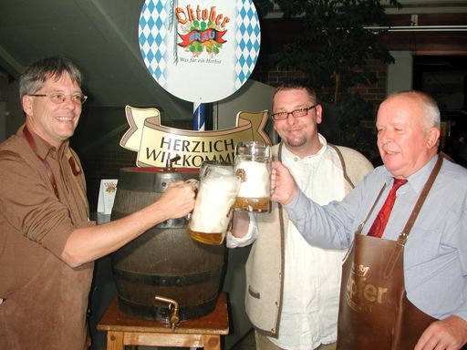 Mit einem Bieranstich eröffneten Uni-Rektor Günther Hödl,
VSSTÖ-Geschäftsführer Werner Albel und LAbg. Peter Kaiser
(v.r.n.l.) das Oktoberfest des VSSTÖ an der Universität Klagenfurt