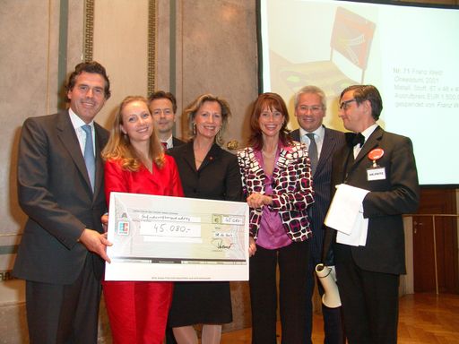  v.l.n.r.: Mag. Christian Pochtler (iSi Group), Frau
Mag. Jungmann (Sotheby's), Mag. Manfred Kastner (VPM), Frau Monica
Culen (Rote Nasen), Frau Ulrike Reinthaler (Artware), Herr Raimund
Deininger (Artware) und Herr Prof. Dr. Hubert Eierkopf (Rote
Nasen).