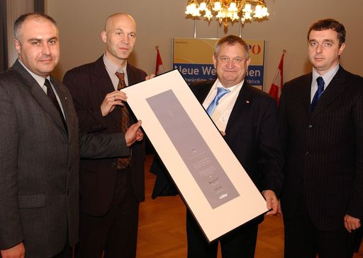 Ministertreffen im Parlament: Geschäftsführer von
"Narodna Dopomoha" Iwan Kowalyschyn, Volkshilfe-Geschäftsführer
Erich Fenninger, Sozialminister Mag. Herbert Haupt, ukrainischer
Vize-Sozialminister Kyrylo Kryshchenko (v.l.)