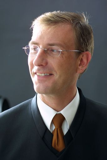 "Durch die im Kern integrierten Workflow-Komponenten
entsteht eine innovative, hochflexible Struktur unter Vermeidung
von Schnittstellen," erläutert Roland Böhme (im Bild),
TRANSFLOW-Vertrieb