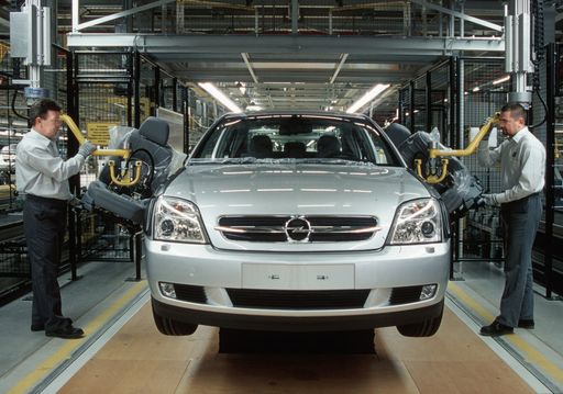 Opel beste deutsche Marke im "AUTO BILD"
Qualitätsreport 2004: Bei Qualität, Zuverlässigkeit und
Kundenzufriedenheit liegt Opel an der Spitze aller deutschen und
europäischen Automobilhersteller. Das bestätigt der aktuelle
Qualitätsreport von "AUTO BILD", den die Fachzeitschrift in ihrer
heutigen Ausgabe veröffentlicht. Das Foto zeigt die
Vectra-Fertigung im Werk Rüsselsheim (Sitzmontage).