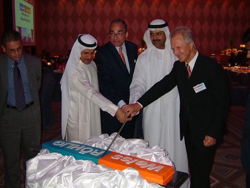 Offizielle Eröffnung in Dubai durch Tortenschnitt
(v.l.n.r.): CEO Al Mansoori Group of Companies Sultan Al Mansoori,
Röhlig-Chef Thomas W. Herwig; UAE Minister of Labour, Social
Affairs and Transport Mattar Humaid Al Tayer; GW-Vorstand Paul
Senger-Weiss.
