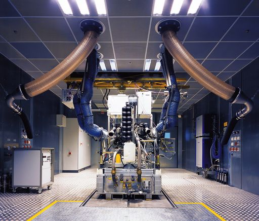 In knapp drei Jahren errichtete die AVL im Auftrag
der
DaimlerChrysler AG das "Motorenhaus III". Das siebengeschossige
Test- und Prüfstandscenter umfaßt insgesamt 72 Prüfmodule.