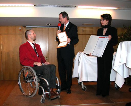 WKÖ-Präsident Christoph Leitl (mi.) verleiht "Goldene
Ehrenmedaille der WKÖ" an Behindertensportler Christoph Etzlstorfer
(li.)
