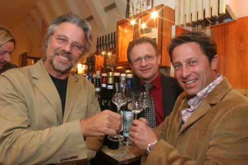 Schlehdornbrand aus Niederösterreich gewinnt bei der
Destillata Prominentenverkostung. Destillata-Prominentenjury: Adi
Hirschal, Helmut Österreicher, Hans Enn (v.l.n.r.)