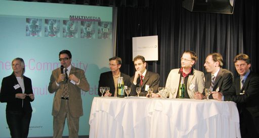 Es diskutierten v.l.n.r.: Barbara Ebner (Kleine
Zeitung Online), Peter Lohmann (mCommerce/mobilkom austria),
Andreas Kern (ONE Bank), Karim Taga (Arthur D. Little), Andreas
Wiesmüller (three united mobile solutions), Marcus Hebein
(APA-MultiMedia) und Christian Maranitsch (Microsoft Österreich).