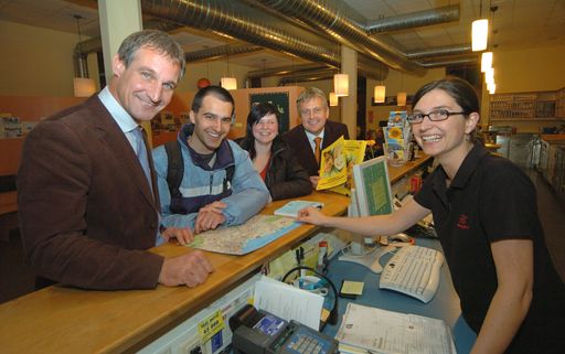 Erfreuliche Saisonbilanz im Jugend &
Familiengästehaus Bregenz Im Bild v.l.n.r.: Bürgermeister DI Markus
Linhart, Geschäftsführer Jugend & Familiengästehäuser Gerhard Wendl