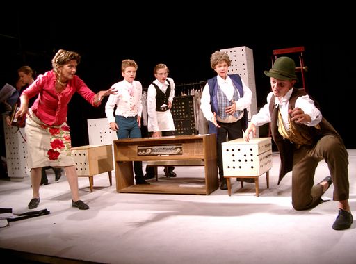 Vorschau Bild von Kurz vor dem 10-jährigen Jubiläum des Wiener
Kindertheaters durfte Leiterin Sylvia Rotter nach Athen reisen, um
dort einen der Artemis Awards des EAWC (Euro-American Women's
Council) entgegenzunehmen, die für außergewöhnliche Verdienste für
die Zukunft der Gesellschaft in Wirtschaft, Politik und Kultur
verliehen werden. Im Bild: Sylvia Rotter bei der Probe von "Das
Sparschwein" von Labiche/Strauß