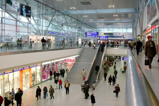 Rolltreppen, Lifte und zahlreiche
Einkaufsmöglichkeiten machen den neuen Linzer Hauptbahnhof zu einem
attraktiven Ort
