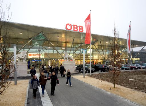 Vorschau Bild von Die bekannten Linzer Bahnhofslöwen wurden ebenfalls
in das neue Gebäude integriert