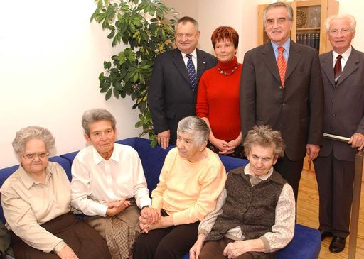 Von links: Sozialminister Mag. Herbert Haupt, Herta
Kosel-Marin (Odilien-Institut), Dr. Herbert Koch (Kika/Leiner), Dr.
Josef Greimel (Odilien-Institut) bei der Übergabe des "Blauen
Sofas"