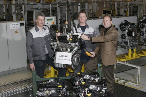 Ing. Gerhard Hintermeier, Leiter der Motorenfertigung
von Opel Austria Powertrain, (rechts) hebt mit zwei Mitarbeitern
den dreimillionsten ECOTEC-Motor in die Versandpalette.