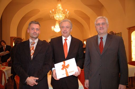 KR Anton Feistl, der vor 40 Jahren den mittlerweile
größten Werbemittelverteiler Österreichs mit einem Jahresumsatz von
über 30 Mio Euro aufbaute, zieht sich per Jahresende aus dem
operativen Geschäft zurück (v.l.n.r.) Franz Hausleitner, KR Anton
Feistl, Franz Robotka im Palais Ferstl zur Feier des Selfmade-Man
und seinem Lebenswerk.