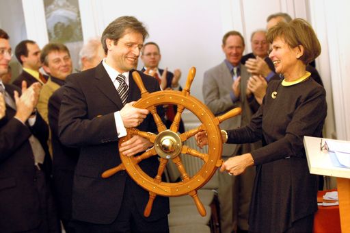 Heidegunde Senger-Weiss (r.) übergibt das Steuer an
Wolfgang Niessner