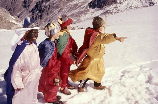 In den nächsten Tagen sind 90.000 Sternsingerinnen
und Sternsinger in ganz Österreich unterwegs. Die Heiligen Drei
Könige sammeln heuer unter anderem für die Opfer der Flut auf Sri
Lanka.