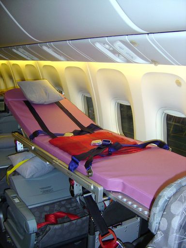 Eine Austrian Boeing 767 wurde in den letzten Stunden
von Spezialistenteams der Austrian Technik für einen medizinischen
Einsatz hochgerüstet. Die Austrian Businessclass wurde umgebaut um
Passagiere liegend transportieren zu können. Im Bild: "Stretcher" -
speziell fixierbare Tragbahre für Flugzeuge