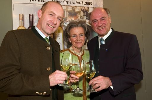 Pressekonferenz im Raiffeisenhaus  "Weine für den
Opernball 2005" - Direktor Franz Ehrenleitner, Dkfm. Elisabeth
Gürtler und Landeshauptmann Dr. Erwin Pröll