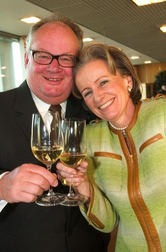 Vorschau Bild von Pressekonferenz im Raiffeisenhaus "Weine für den
Opernball 2005" -  Generalanwalt Dr. Christian Konrad und Dkfm.
Elisabeth Gürtler