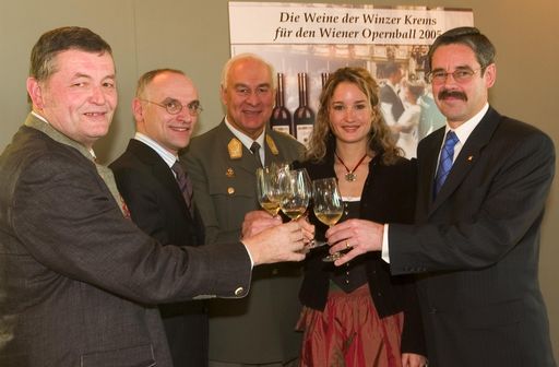Vorschau Bild von Pressekonferenz im Raiffeisenhaus "Weine für den
Opernball 2005" - Eduard Felsner (Vorstandsvorsitzender Winzer
Krems), Dr. Kurt J. Miesenböck (Direktor der Raiffeisen-Holding
NÖ-Wien), Divisionär Prof. Johann Culik und Generaldirektor Mag.
Erwin Hameseder