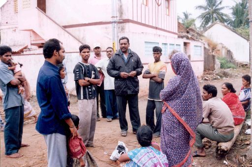  Sahaya Raj (Mitte), der Leiter von "CECO'DE" -
(Centre for Community Organization and Development) - einer
indischen Dalit-Selbsthilfegruppe im Gespräch mit Betroffenen.