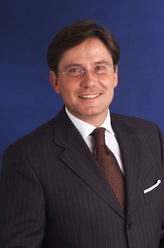 "Ich habe mich nie um die Nachfolge von Herrn Dr.
Hecke als Vorsitzender des Vorstands der ASFINAG beworben",
dementierte heute Peter Newole, Geschäftsführer der EUROPPASS-LKW
Mautsystem GmbH.