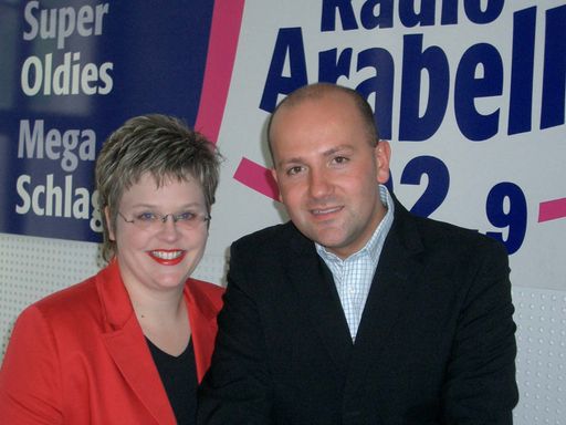 Die Ergebnisse des aktuellen Radiotests weisen Radio
Arabella neuerlich als Wiens erfolgreichsten Privatsender aus.
Höherer Marktanteil als Radio Wien!
Mag. Ilse Krotmayer Programmleiterin und Wolfgang Struber
Geschäftsführer von Radio Arabella