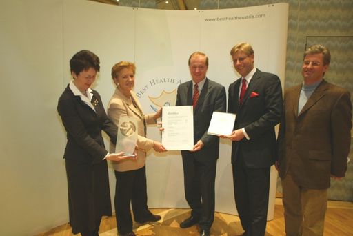 Das Quellenhotel**** und die Heiltherme Bad
Waltersdorf wurden am 18.1.2005 im Bundesministerium für Gesundheit
und Frauen von Frau Bundesministerin Maria Rauch-Kallat mit dem
Best Health Austria Qualitätsgütezeichen in Bronze ausgezeichnet.