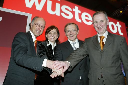 (v.l.n.r.:) Helmut Köllensberger, Dir., Mag.,
Vorstandsmitglied, Susanne Riess-Passer, Generaldirektorin
Wüstenrot, Dr., Vorstandsvorsitzende, Wolfgang Schüssel,
Bundeskanzler, Egon Filzer, Dir., Mag., Vorstandsmitglied,
Jubiläumsfeier, 80 Jahre Wüstenrot, Salzburgarena, Salzburg