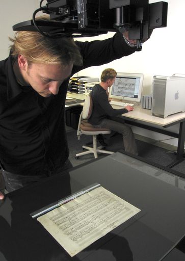 Sichern Mozarts große Opern für die Nachwelt: Die
Salzburger Fotografen Helge Kirchberger (im Vordergrund) und Gerald
Rihar.