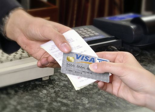 Ab 1. Februar 2005 gelten neue
VISA-Einstiegskonditionen für die  österreichischen
VISA-Vertragspartner im Handel. Dadurch sollen vor allem auch die
kleinen und mittleren Unternehmen noch stärker von der
VISA-Akzeptanz profitieren und auch zahlreiche neue Unternehmen als
VISA-Vertragspartner gewonnen werden.