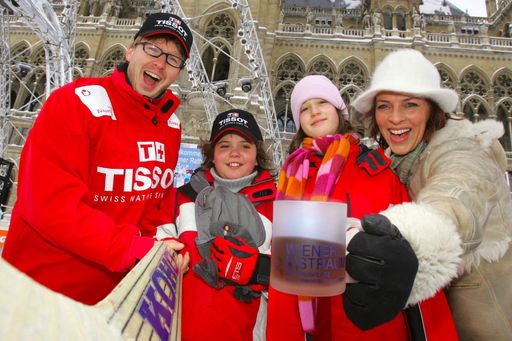 Das Medicopter Team Sabine Petzl und Serge Falck
testeten mit Kindern den Eistraum für das Promi-Match zugunsten Pro
Juventute.