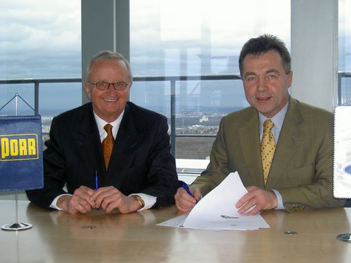 Ford und PORR unterzeichnen Vertrag zur Errichtung
des neuen Standortes - Importeur und Händler unter einem Dach. Im
Bild v.l.n.r.: Horst Pöchhacker, Generaldirektor der A. PORR AG und
Fritz Schmutzhart, Generaldirektor von Ford Austria.