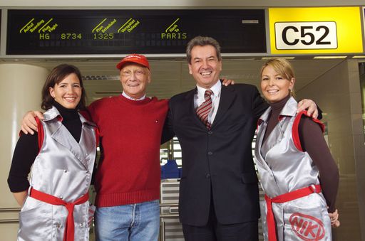  NIKI-Flugbegleiterin Nicole Haiden,
NIKI-Mehrheitsgesellschafter Niki Lauda, Flughafen
Wien-Vorstandsdirektor Magister Herbert Kaufmann,
NIKI-Flugbegleiterin Bianca Wolf (v.l.n.r.)
