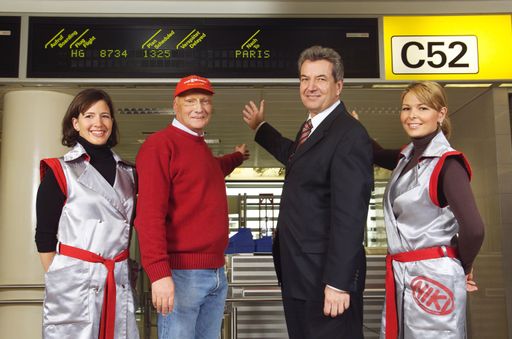 Vorschau Bild von NIKI-Flugbegleiterin Nicole Haiden,
NIKI-Mehrheitsgesellschafter Niki Lauda, Flughafen
Wien-Vorstandsdirektor Magister Herbert Kaufmann,
NIKI-Flugbegleiterin Bianca Wolf (v.l.n.r.)