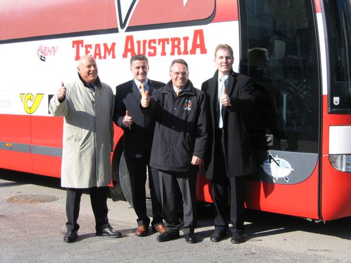 Gestern wurde zum Start der Qualifikationsspiele der
offizielle Mannschaftsbus an das Team Österreich übergeben.
(v.l.n.r.) Harald Letzer, Mercedes, Giuseppe Mion, Teammanager, Dr.
Dieter Kalt, Präsident Eishockey Verband, Dr. Paul Frey, Postbus