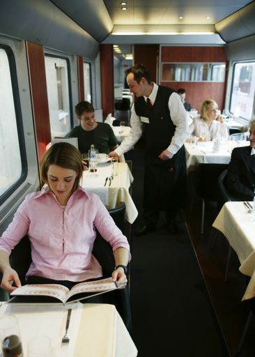 Vorschau Bild von Die neuen Speisewagen der ÖBB: Die ÖBB werden für
ihre Kunden in den nächsten zwei Jahren 45 Speisewagen von Grund
auf erneuern. Die ersten vier neuen Speisewagen sind bereits fertig
gestellt und mit den Zügen der ÖBB für die Kunden unterwegs.