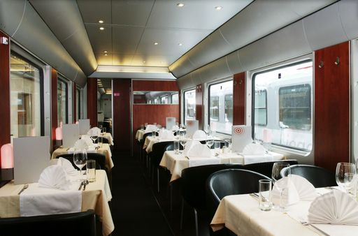 Die neuen Speisewagen der ÖBB: Die ÖBB werden für
ihre Kunden in den nächsten zwei Jahren 45 Speisewagen von Grund
auf erneuern. Die ersten vier neuen Speisewagen sind bereits fertig
gestellt und mit den Zügen der ÖBB für die Kunden unterwegs.