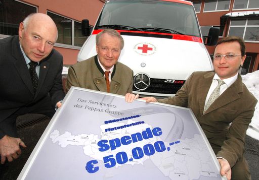 Übergabe des Spendenschecks der Mitabeiter der Pappas
Gruppe durch KR Alexander Pappas (rechts) und Direktor Friedrich
Buland (Mitte) an den Direktor des Roten Kreuzes Salzburg,
Landesrettungskommandant Gerhard Huber (links). Der gesammelte
Betrag wurde von der Geschäftsleitung der Pappas Gruppe auf Euro
50.000 aufgerundet.