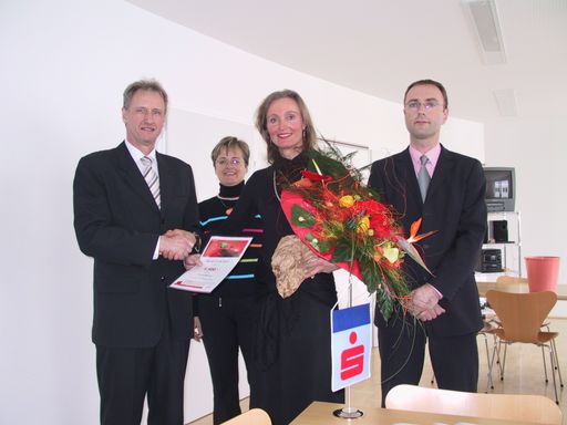  v.l.n.r.: Heinz Behacker (VBV-Vorstandsmitglied),
Monika Aistleitner (stv. Geschäftsführerin von AVOS),
AVOS-Mitarbeiterin Irmgard Wimmer und Mag. Bernd Ebner