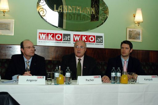 Vorschau Bild von Heutiges Pressegespräch der Wirtschaftskammer Kärnten
zur EnergieAllianz in Wien, v.l.n.r.: Dr. Manfred Angerer,
Rechtsanwalt in Klagenfurt, Franz Pacher, Präsident der
Wirtschaftskammer Kärnten und Ing. Miha Kampus, Geschäftsführer der
best connect Ampere Strompool GmbH