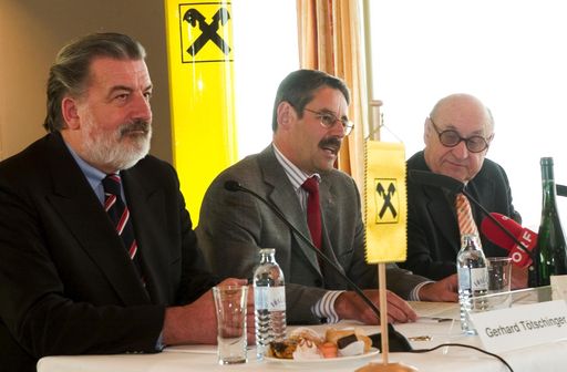 Vorschau Bild von Pressekonferenz "Vinum et Litterae 2005" (Wien,
Raiffeisenhaus), im Bild v.l.n.r.: Prof. Gerhard Tötschinger, GD
Erwin Hameseder, Prof. Gustav Peichl